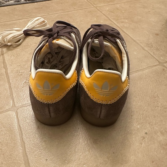 Adidas Sz 5.5 - Picture 4 of 6